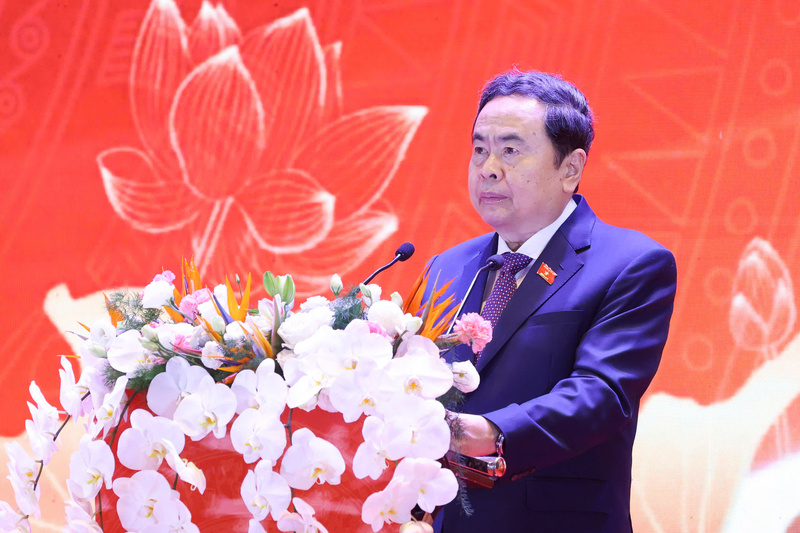 Chủ tịch Quốc hội Trần Thanh Mẫn nhấn mạnh, cần đánh giá mối quan hệ công tác giữa Ủy ban Thường vụ Quốc hội, các cơ quan của Quốc hội với HĐND các cấp, nhất là những kinh nghiệm phát huy vai trò của HĐND trong xây dựng cơ chế đột phá, thúc đẩy tăng trưởng kinh tế hai con số. Ảnh: Văn Quốc