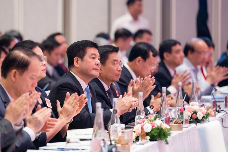 Phó Chủ tịch Quốc hội Nguyễn Hồng Diên cùng các đại biểu tham dự hội nghị. Ảnh: Văn Quốc