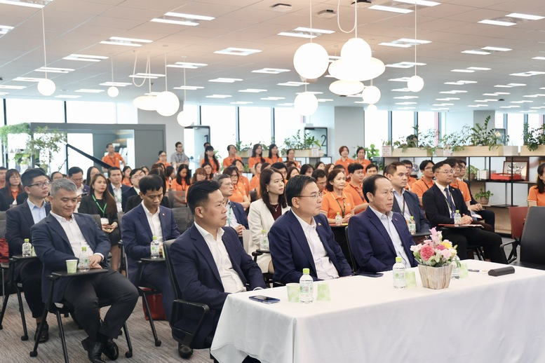 Phó Thủ tướng Lê Tiến Châu và đoàn công tác của Chính phủ tại công ty FPT ở Nhật Bản - Ảnh: VGP/Thu Sa