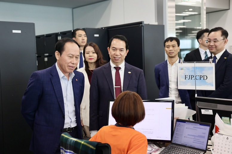 Phó Thủ tướng Lê Tiến Châu thăm hỏi cán bộ, nhân viên công ty FPT tại Nhật Bản - Ảnh: VGP/Thu Sa