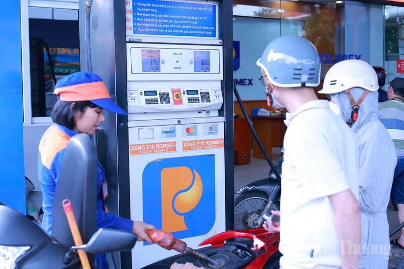 Hoạt động kinh doanh xăng dầu tại một cửa hàng bán lẻ xăng dầu. Ảnh: Quỳnh Trang