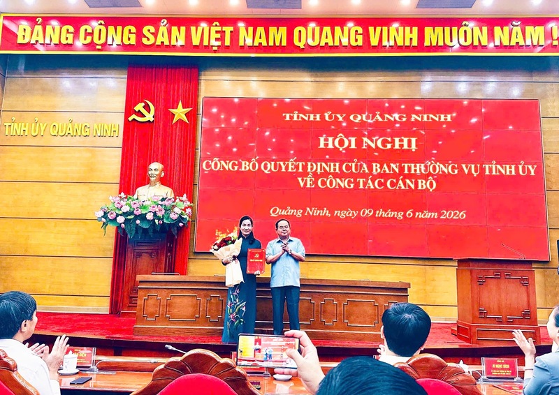 Bí thư Tỉnh ủy Quảng Ninh Quản Minh Cường tặng hoa và trao quyết định bổ nhiệm cán bộ. Ảnh: QN