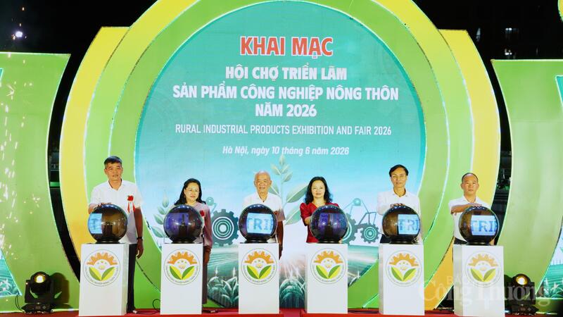 Các đại biểu thực hiện nghi thức khai mạc hội chợ.