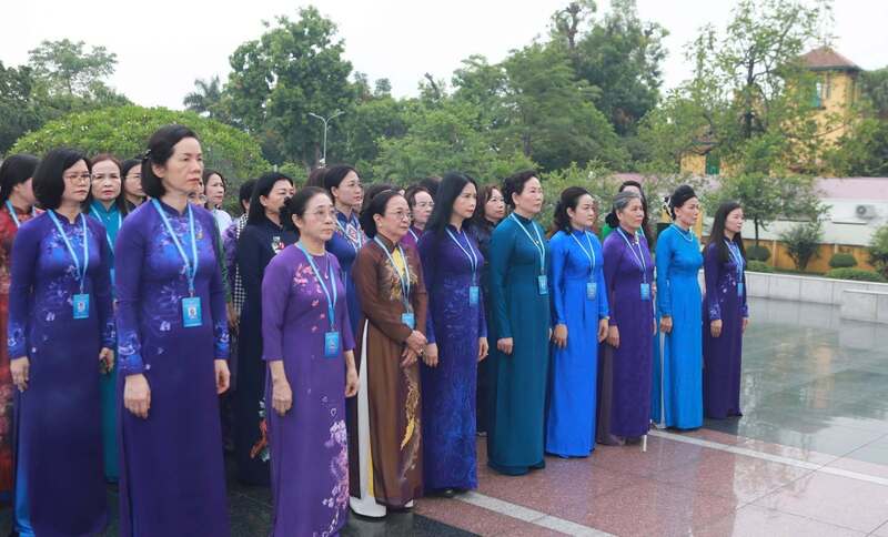 Đoàn đại biểu đặt vòng hoa tại Đài tưởng niệm các Anh hùng liệt sĩ trên đường Bắc Sơn. Ảnh: MTTQVN