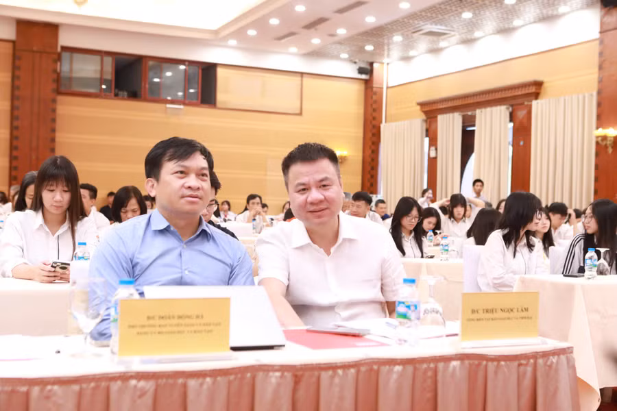 Nhà báo Triệu Ngọc Lâm - Tổng Biên tập Báo Giáo dục và Thời đại; ông Doãn Hồng Hà, Phó Trưởng ban Tuyên giáo và Dân vận Đảng ủy, Bộ GD&ĐT tại buổi lễ trao giải.
