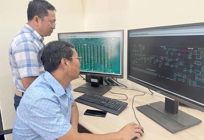 Các kỹ sư trực vận hành điện.