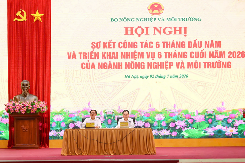 Phó Thủ tướng Hồ Quốc Dũng (bên trái) và Bộ trưởng Trịnh Việt Hùng (bên phải) đồng chủ trì hội nghị. Ảnh: Tùng Đinh
