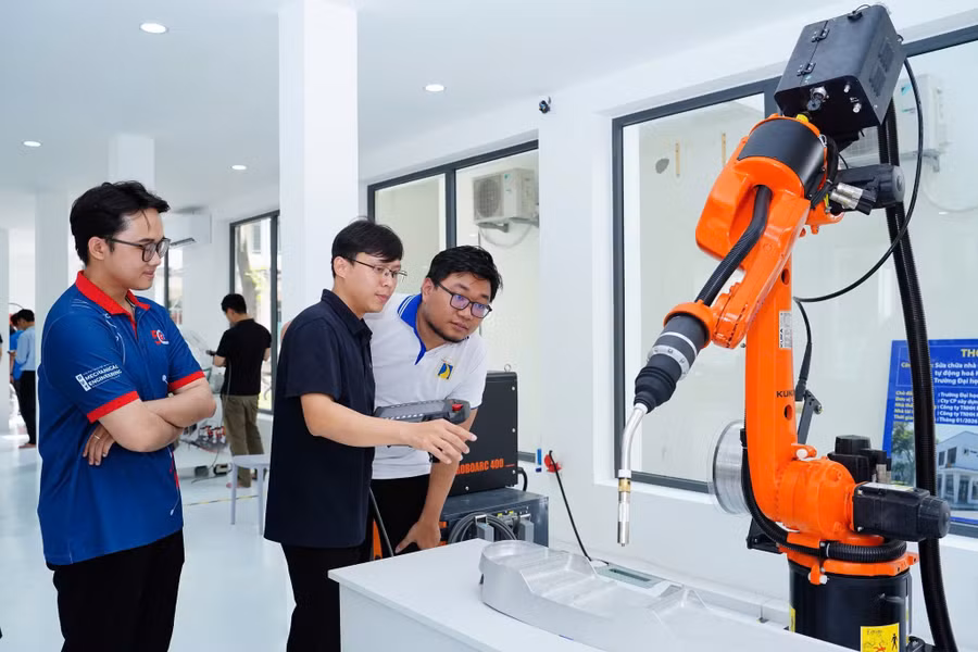 Chuyên gia doanh nghiệp hướng dẫn sinh viên thực hành tại Trung tâm Đào tạo, nghiên cứu, ứng dụng Robot và Trí tuệ nhân tạo của Trường Đại học Bách khoa - Đại học Đà Nẵng. anh-2-dh-da-nang-so-3-gdtd.jpg