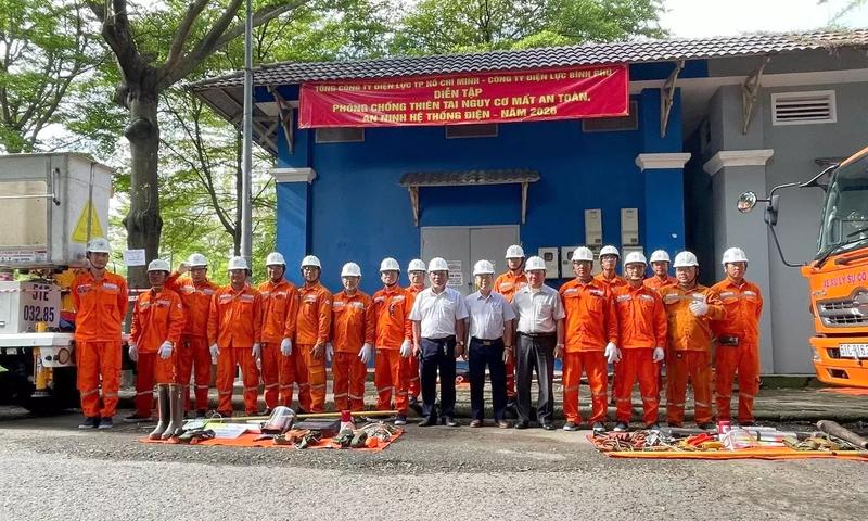 Lực lượng của Công ty Điện lực Bình Phú sẵn sàng cho buổi diễn tập. Ảnh: EVNHCMC.