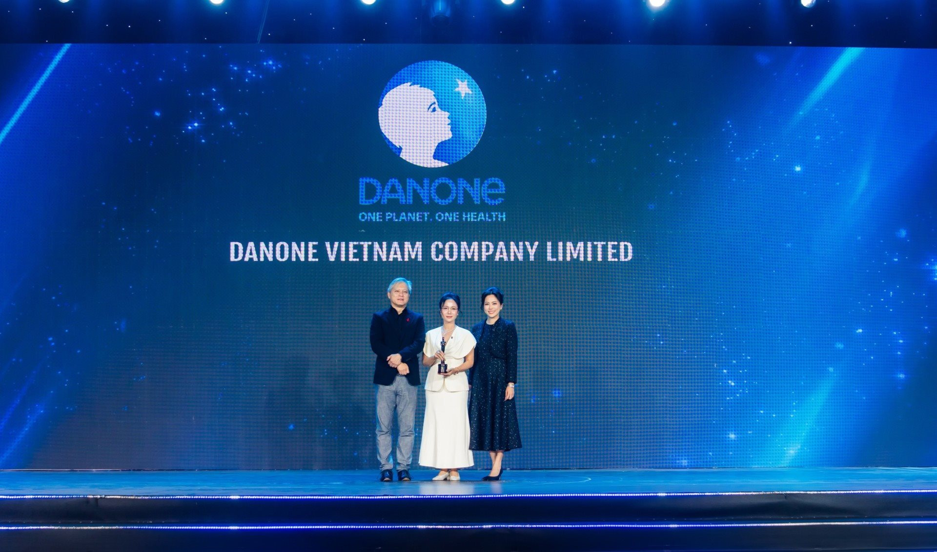 ba-tran-thi-hoang-thu-tong-giam-doc-danone-viet-nam-dai-dien-nhan-giai-thuong-tu-hr-asia.jpg