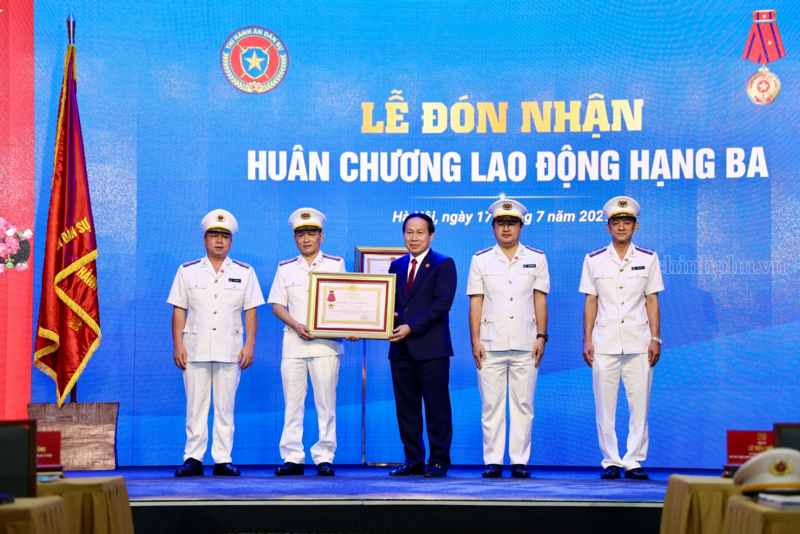 Phó Thủ tướng Lê Tiến Châu trao Huân chương Lao động hạng Ba cho Thi hành án dân sự TPHCM - Ảnh: VGP/Thu Sa
