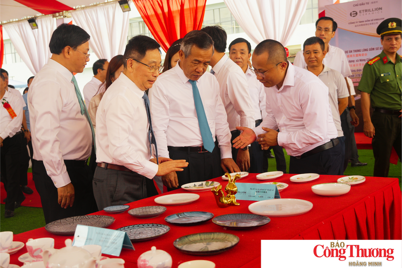 Ông Lê Đức Thái (người đứng giữa), Ủy viên Trung ương Đảng, Bí thư Tỉnh ủy Thanh Hóa cùng các đại biểu xem triển lãm những mẫu gốm sứ Hoa Liên Hồ Nam