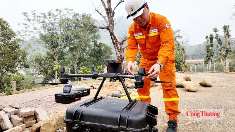 Công ty Truyền tải điện 1 tập huấn cho người lao động sử dụng UAV / công nghệ LiDAR phục vụ quản lý vận hành lưới điện truyền tải. Ảnh: Mạnh Hùng