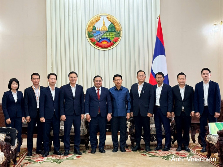 Đoàn Tập đoàn Hoá chất Việt Nam gặp và báo cáo Uỷ viên Bộ Chính trị - Phó Thủ tướng Chính phủ Saleumxay Kommasith về tình hình triển khai dự án.