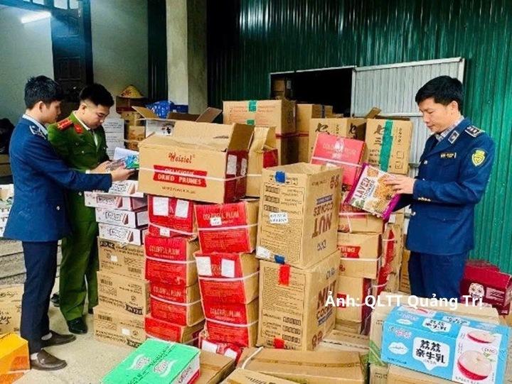 Lực lượng chức năng tỉnh Quảng Trị kiểm tra hoạt động kinh doanh tại một cơ sở
