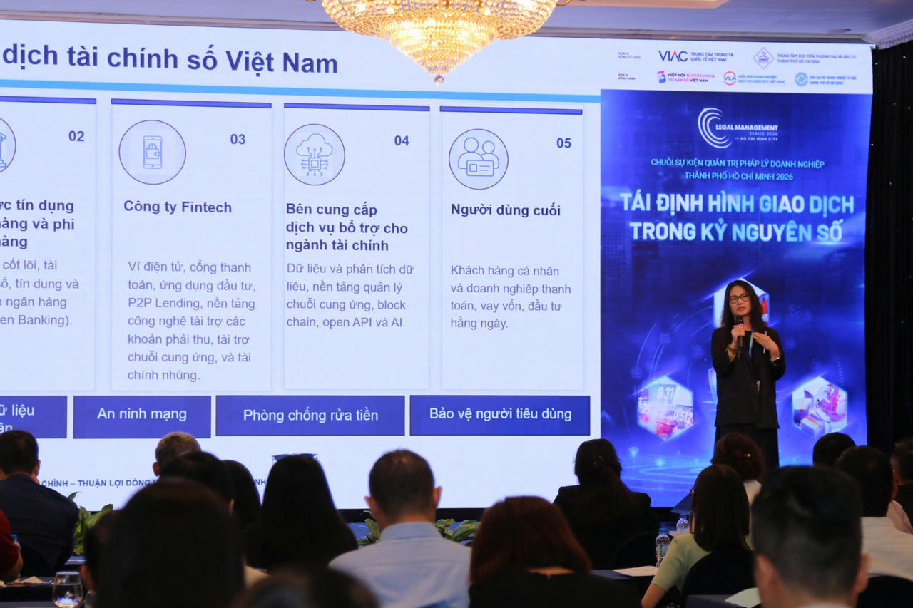 LS. Phạm Thị Thanh Huyền, Trọng tài viên VIAC, Hòa giải viên VMC trình bày tham luận. Ảnh: Gia Hân