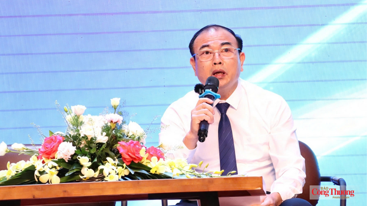 Ông Nguyễn Sỹ Cảnh - Phó Chủ tịch UBND tỉnh Lai Châu trao đổi tại phiên đối thoại