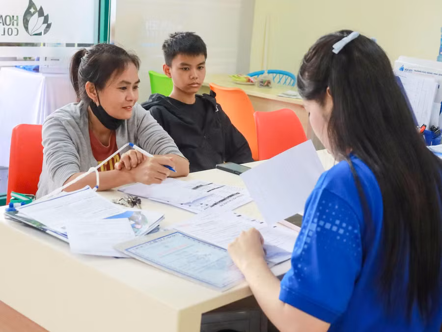 tân sinh viên cùng phụ huynh đến làm thủ tục nhập học tại Trường Cao đẳng nghề Hoa Sen (TPHCM). dua-doanh-nghiep-tro-thanh-doi-tac-chien-luoc-cua-giao-duc-nghe-nghiep-2-1.jpg