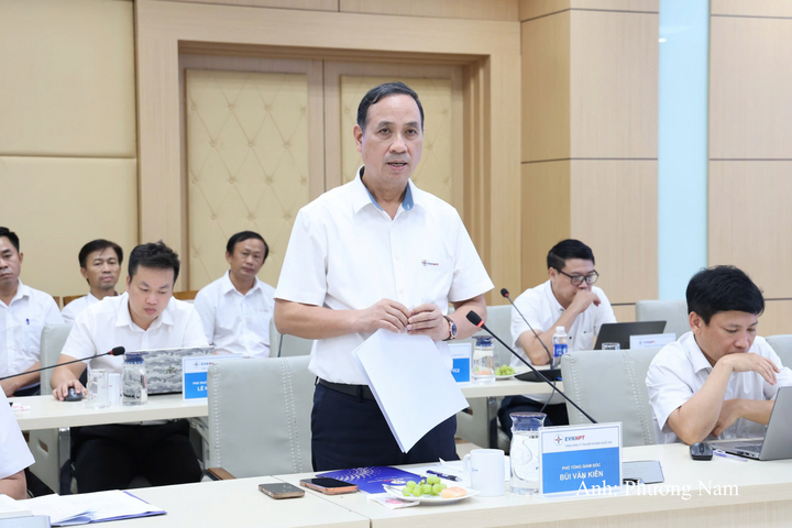 Phó Tổng giám đốc EVNNPT Bùi Văn Kiên phát biểu tại buổi làm việc