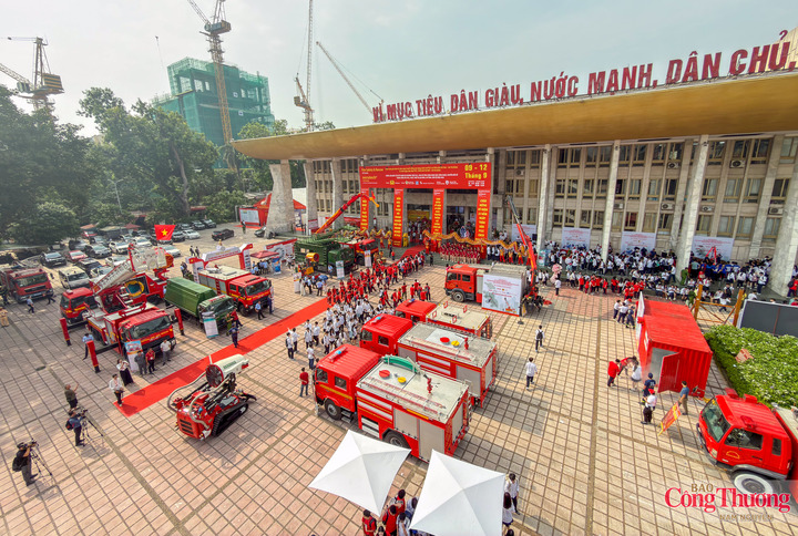 Tại Cung Văn hóa Lao động Hữu nghị Việt - Xô (91 Trần Hưng Đạo, Hà Nội), không khí tại khu trải nghiệm PCCC và cứu nạn, cứu hộ trở nên sôi động khi nhiều học sinh được trực tiếp tham gia các hoạt động thực hành.