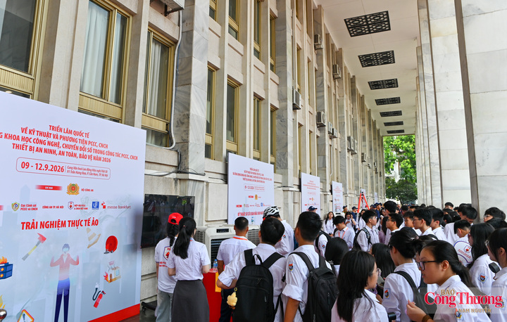 Không còn là những bài học chỉ nằm trên sách vở, các em được trực tiếp tiếp cận với phương tiện, thiết bị và những tình huống giả định có thể xảy ra trong cuộc sống. Sự tò mò nhanh chóng chuyển thành thích thú khi từng nhóm học sinh được cán bộ, chuyên gia hướng dẫn cách xử lý tình huống và thực hành những kỹ năng cơ bản.