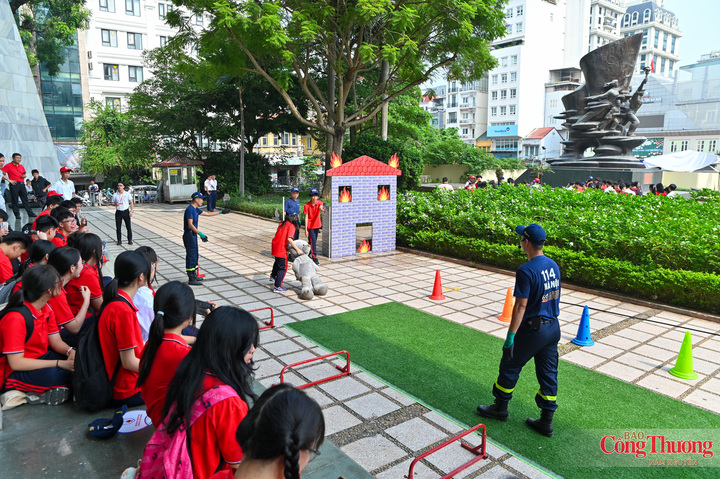 Một trong những nội dung thu hút học sinh là thực hành sử dụng phương tiện chữa cháy. Những gương mặt ban đầu còn rụt rè nhanh chóng trở nên hào hứng khi được tự mình thao tác dưới sự hướng dẫn của lực lượng chuyên môn.