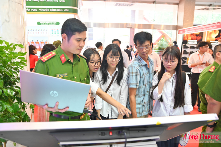 Từ cách sử dụng phương tiện chữa cháy đến những thao tác đầu tiên khi có sự cố, mỗi phần trải nghiệm đều đặt các em vào những tình huống cụ thể. Qua đó, những nguyên tắc tưởng chừng đơn giản như bình tĩnh, báo động, tìm lối thoát an toàn và hỗ trợ người gặp nạn trở nên dễ nhớ hơn khi chính các em được thực hành.