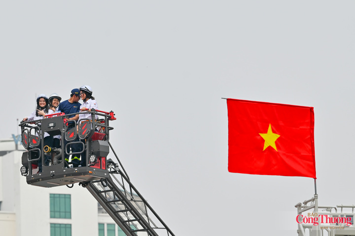 Và phần thưởng cho các bạn học sinh là được ngắm thành phố từ độ cao 40m trên những chiếc xe thang chuyên dụng. Đây cũng là cách giúp các bạn học sinh làm quen với độ cao khi gặp các sự cố tại các nhà cao tầng.