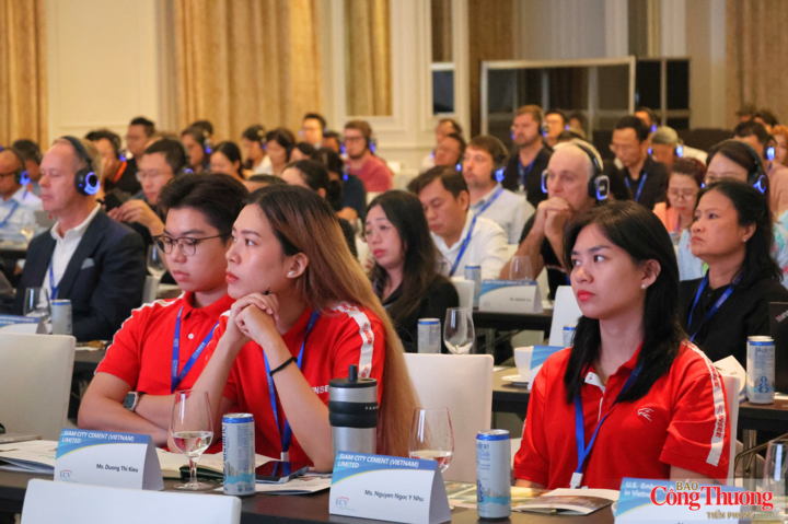 Hội nghị quốc tế xúc tiến xuất khẩu ngành Da - Giày Việt Nam 2026 (Vietnam Footwear Summit 2026) thu hút đông đảo cộng đồng doanh nghiệp, chuyên gia kinh tế tham dự.