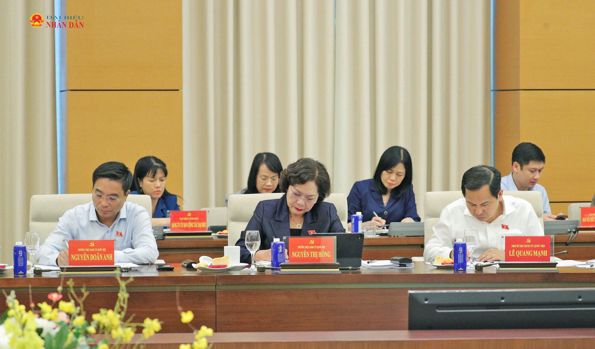 Các Ủy viên Ban Thường vụ Đảng ủy Quốc hội: Phó Chủ tịch Quốc hội Nguyễn Thị Hồng, Phó Chủ tịch Quốc hội, Thượng tướng Nguyễn Doãn Anh; Phó Bí thư Đảng ủy Quốc hội, Tổng Thư ký Quốc hội, Chủ nhiệm Văn phòng Quốc hội Lê Quang Mạnh dự hội nghị.