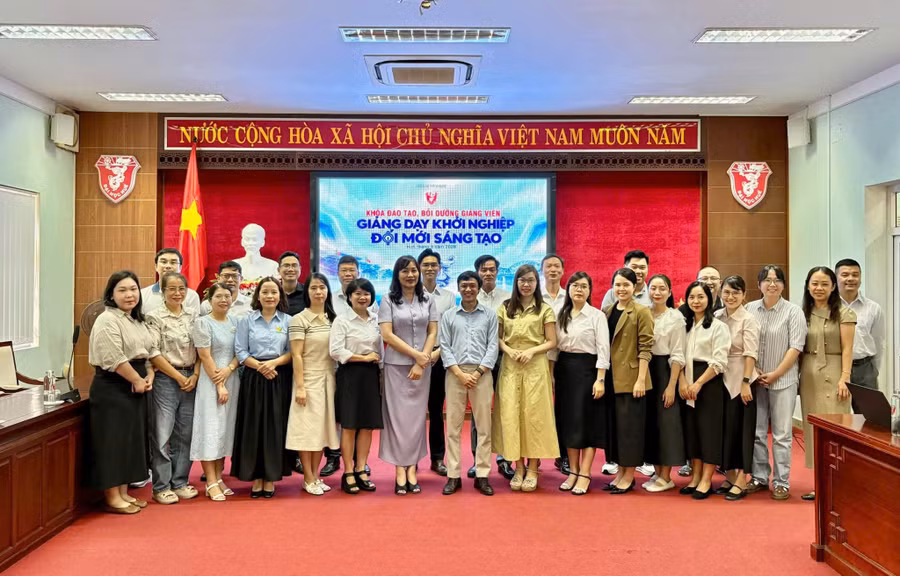 Các đại biểu và học viên chụp ảnh lưu niệm sau lễ khai giảng Khóa đào tạo. 1789620026862-1551715289969040434-8488342159160948854-110c96a8e7a21817315fb44912cd9700.jpg