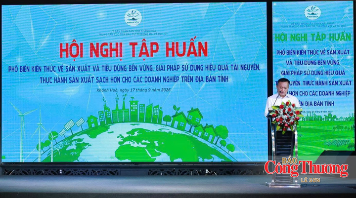 Ông Lê Quốc Đạt, Phó Giám đốc Trung tâm Xúc tiến Đầu tư, Thương mại và Du lịch tỉnh Khánh Hòa phát biểu tại hội nghị.