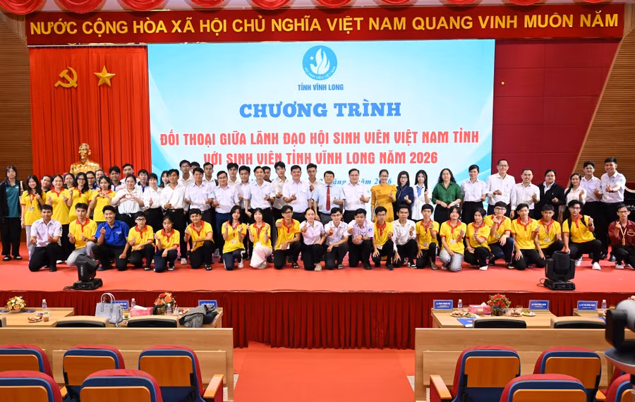 Đại biểu chụp ảnh lưu niệm tại chương trình.