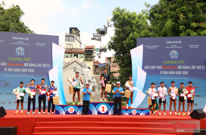Ban Tổ chức trao giải cho các vận động viên đạt thành tích xuất sắc ở nội dung nam nâng cao tại Giải chạy Báo Hànộimới mở rộng - Vì hòa bình năm 2026.
