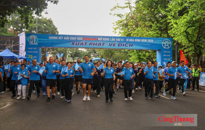 Các đồng chí lãnh đạo, đại biểu tham gia chạy hưởng ứng sau lễ khai mạc.