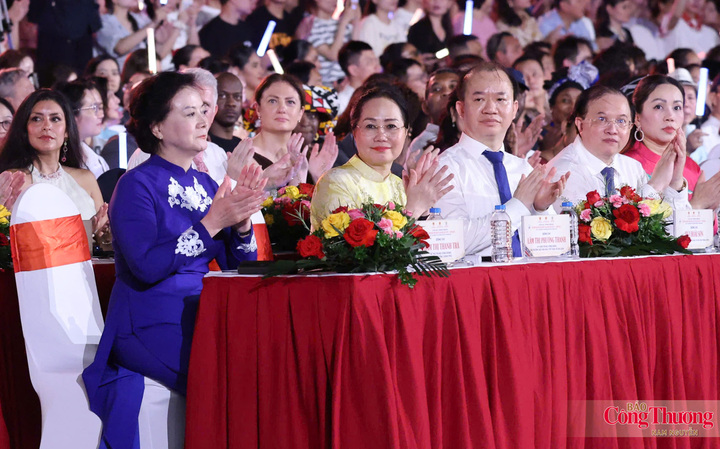 Phó Thủ tướng Chính phủ Phạm Thị Thanh Trà; Bộ trưởng Bộ Văn hóa, Thể thao và Du lịch Lâm Thị Phương Thanh cùng các đại biểu tham dự chương trình.