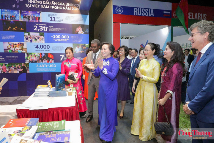 Phó Thủ tướng Chính phủ Phạm Thị Thanh Trà; Bộ trưởng Bộ Văn hóa, Thể thao và Du lịch Lâm Thị Phương Thanh tham quan các Không gian Văn hóa quốc gia của các nước tham dự.