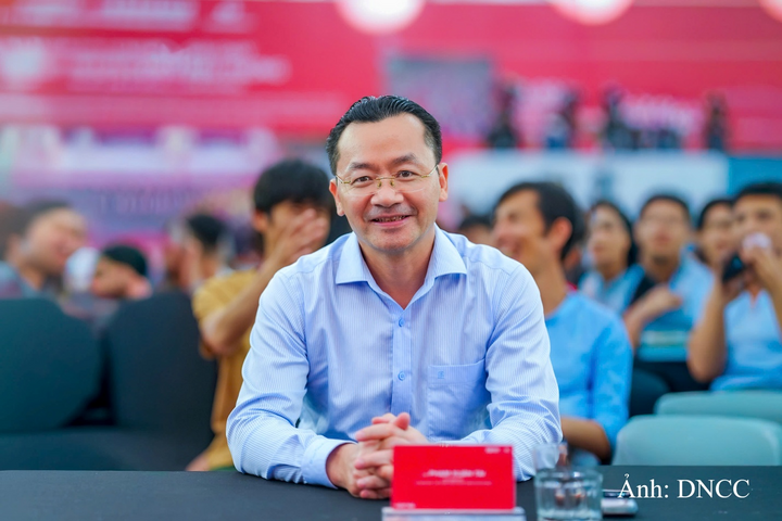 Ông Phạm Xuân Tài, Phó Giám đốc Sở Văn hóa, Thể thao và Du lịch TP. Hà Nội và bà Thái Minh Diễm Tú – Giám đốc Khối Tiếp thị Techcombank, đại diện Ban tổ chức trao giải chung cuộc Marathon nam.