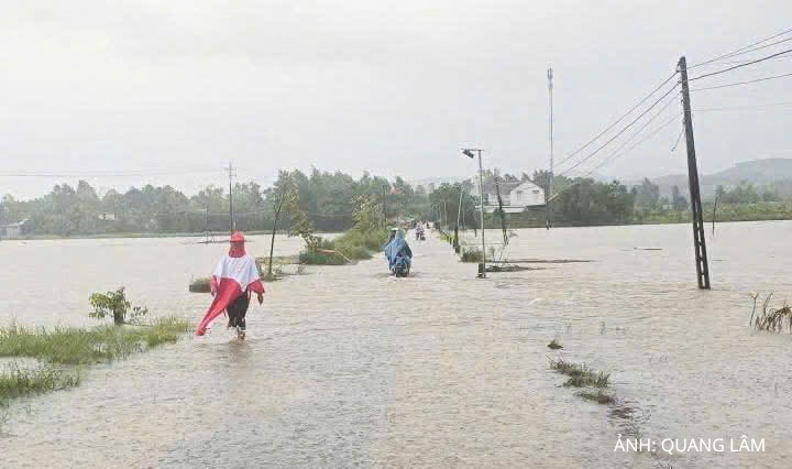 Mưa lớn liên tục khiến nhiều tuyến đường giao thông bị ngập sâu.