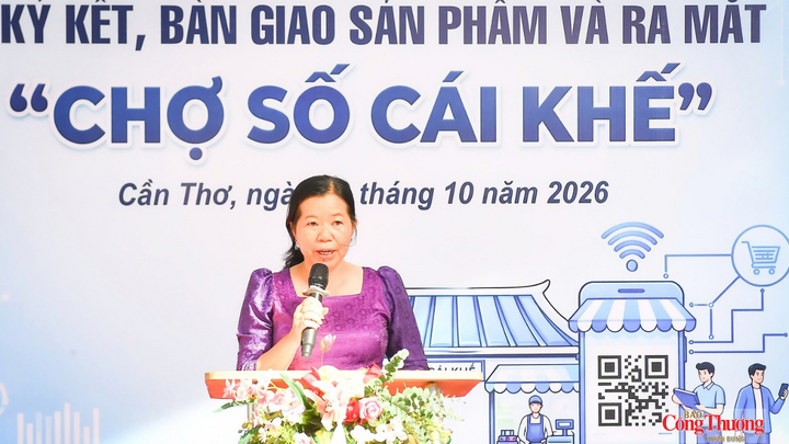 Bà Dương Thị Trang Nhung, Giám đốc Trung tâm Dịch vụ tổng hợp phường Cái Khế báo cáo tại buổi lễ.