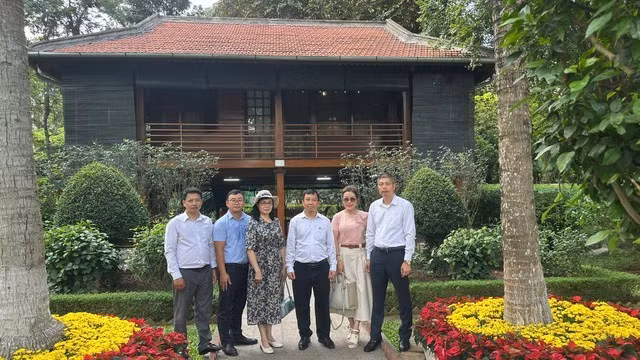 Tạp chí Thanh niên chụp ảnh lưu niệm tại Nhà sàn Bác Hồ.