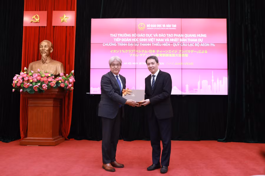 Ông Watanabe Hiroyuki tặng quà lưu niệm cho Thứ trưởng Phạm Quang Hưng. 3.jpg