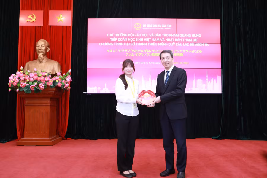 Đại diện học sinh Nhật Bản tặng quà lưu niệm cho Thứ trưởng Phạm Quang Hưng. Ảnh: Đình Tuệ. 2.jpg