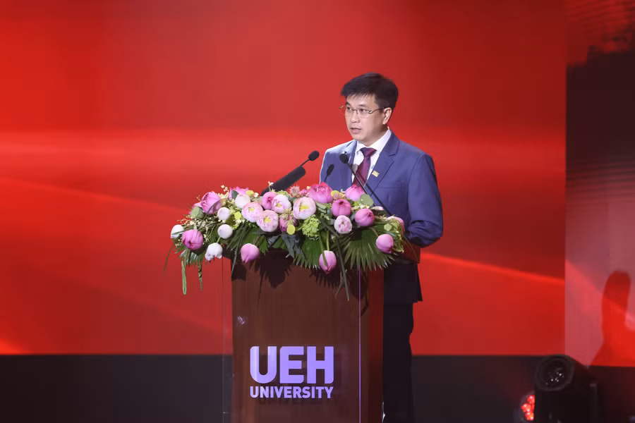PGS.TS. Bùi Quang Hùng, Giám đốc Đại học Kinh tế TPHCM phát biểu tại buổi lễ. Ảnh: UEH.