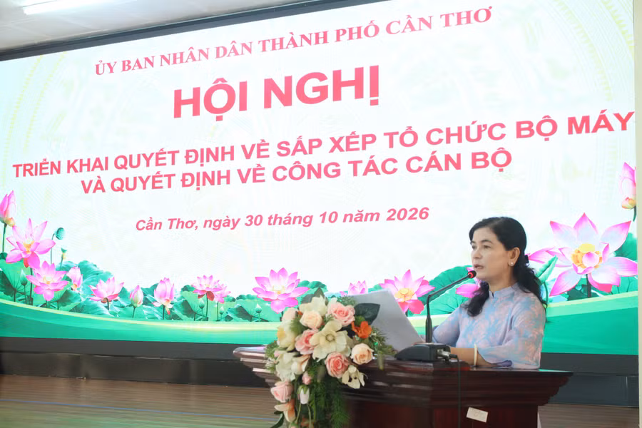 Bà Trần Thị Huyền, Giám đốc Sở GD&ĐT công bố các quyết định của Bộ GD&ĐT và UBND TP Cần Thơ. can-tho-trao-qd-sap-nhap-5849.jpg