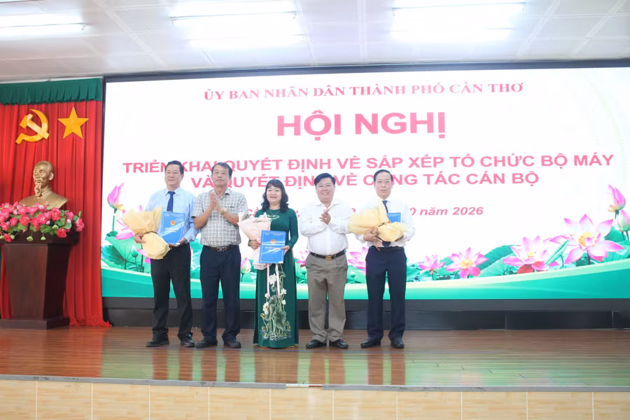 Ông Nguyễn Văn Khởi, Phó Chủ tịch UBND TP Cần Thơ trao quyết định.
