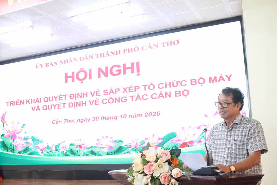 Ông Nguyễn Văn Khởi, Phó Chủ tịch UBND TP Cần Thơ phát biểu tại Hội nghị. can-tho-trao-qd-sap-nhap-9990.jpg