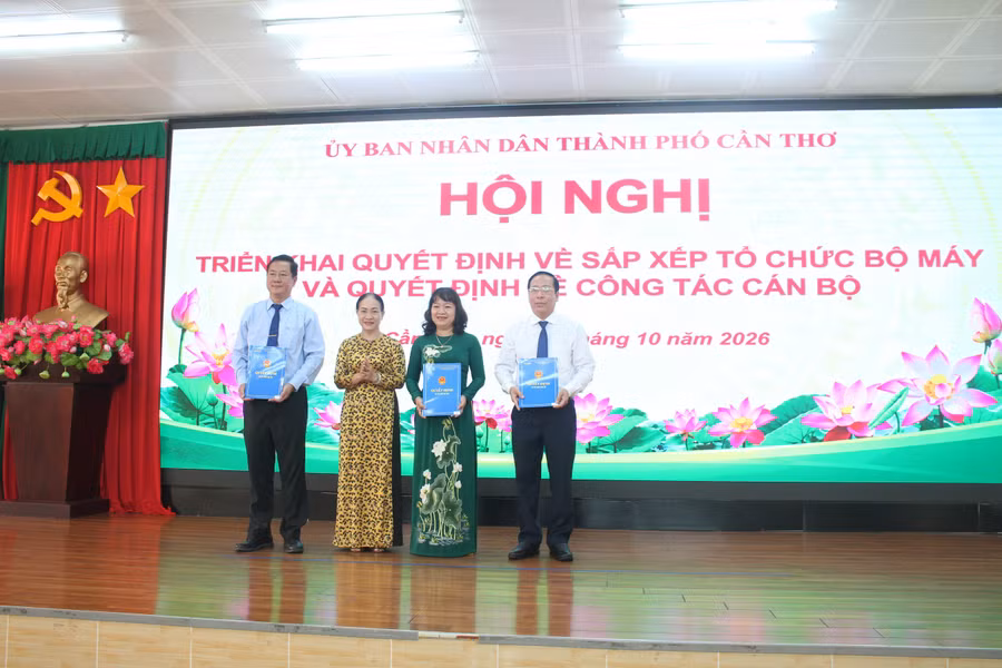 Bà Văn Ngọc Hà, Phó Trưởng Ban Tổ chức Thành ủy Cần Thơ trao quyết định. can-tho-trao-qd-sap-nhap-6651.jpg