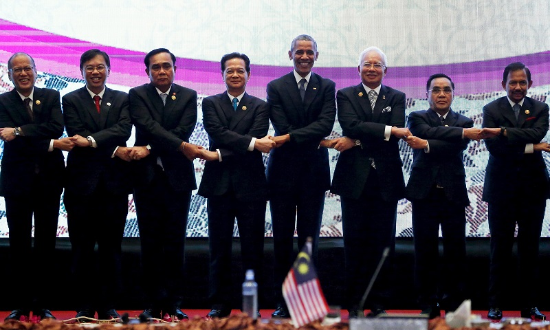 Tổng thống Mỹ Obama (giữa) trong cuộc họp với lãnh đạo các quốc gia ASEAN tại Malaysia hồi tháng 11/2015. (Ảnh: ASEANMP)